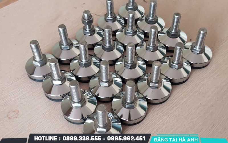 Vật liệu chế tạo của chân chỉnh băng tải là thép mạ kẽm, thép carbon hoặc inox