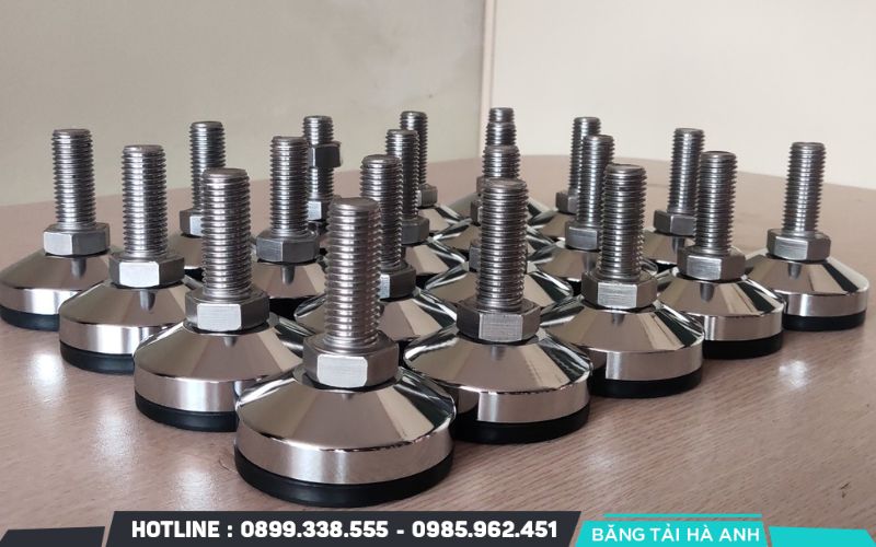 Chân chỉnh băng tải là một loại phụ kiện cơ khí được thiết kế để lắp đặt vào phần chân đế của khung băng tải