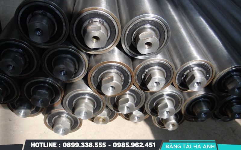 Con lăn tạo ra bề mặt tiếp xúc giúp hàng hóa, nguyên vật liệu di chuyển dễ dàng trên băng chuyền