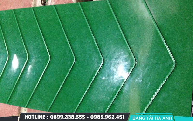 Gân V dán băng tải là một loại phụ kiện được gia công và dán thêm lên bề mặt của dây băng tải