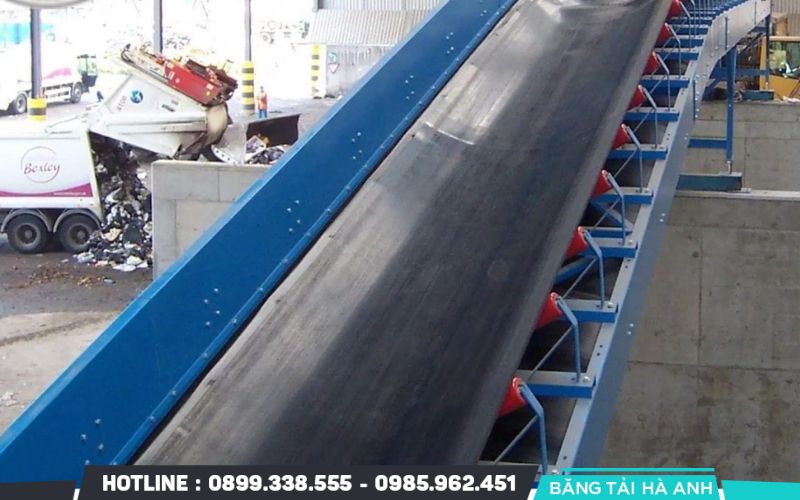 Băng tải cao su lòng máng có khả năng vận chuyển vật liệu rời với khối lượng khổng lồ