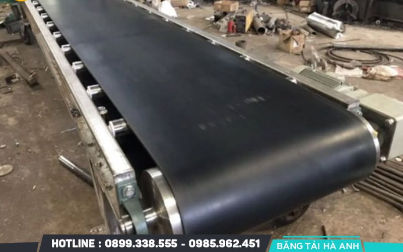 Băng tải cao su thẳng được sử dụng nhiều trong các môi trường cần sự sạch sẽ, độ chính xác cao
