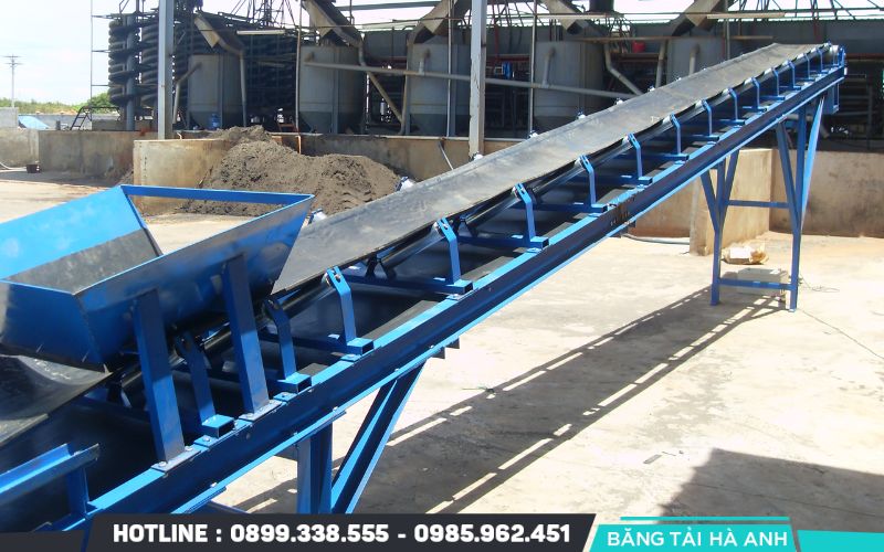 Băng tải cao su lòng máng được thiết kế để tạo thành hình chữ "U" hoặc lòng máng sâu ở phần giữa