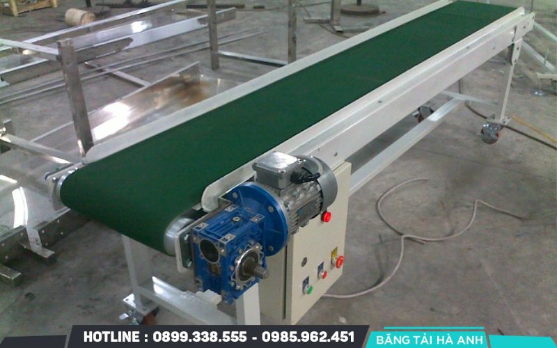 Băng tải PVC luôn là lựa chọn phổ biến vì nó mang lại sự cân bằng tuyệt vời giữa chi phí