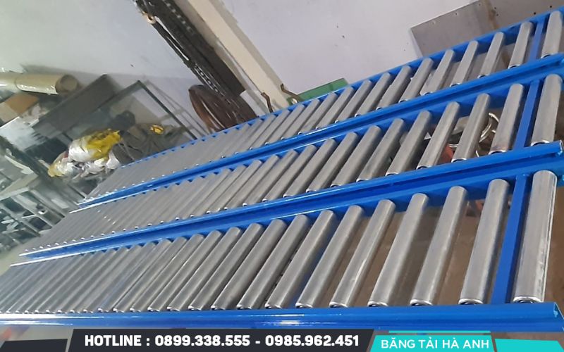 Trong sản xuất rời rạc, băng tải kiểm soát luồng di chuyển của từng đơn vị sản phẩm