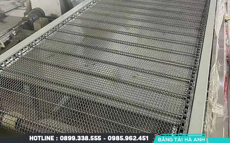 Băng tải xích lưới sử dụng bề mặt là lưới được đan xen và liên kết chắc chắn với các mắt xích