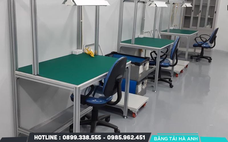 Khả năng điều chỉnh độ cao và thăng bằng giúp bàn thao tác thích nghi hoàn hảo với mọi điều kiện mặt sàn