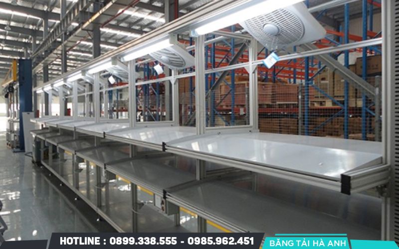 Đèn led chuyên dụng thường được lắp phía trên giá treo để cung cấp độ sáng ổn định