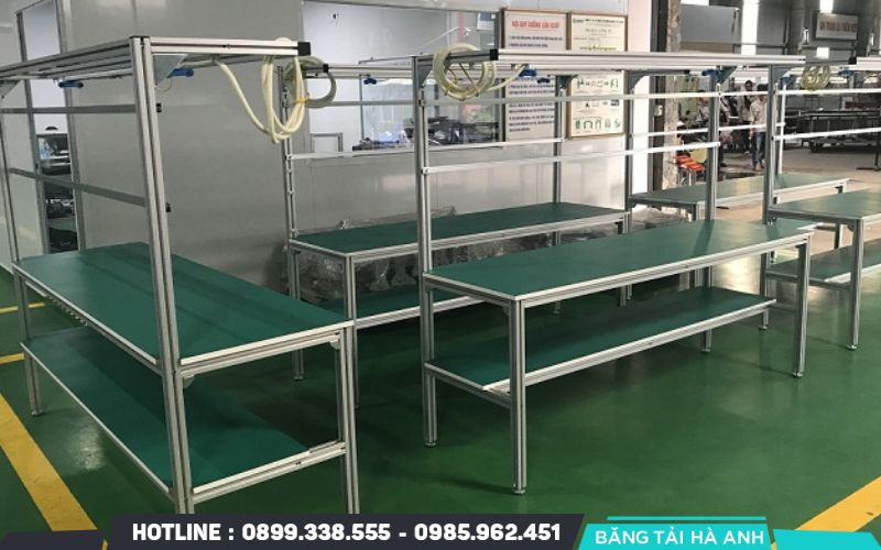 Khung bàn làm từ vật liệu dẫn điện tốt như thép hoặc nhôm định hình