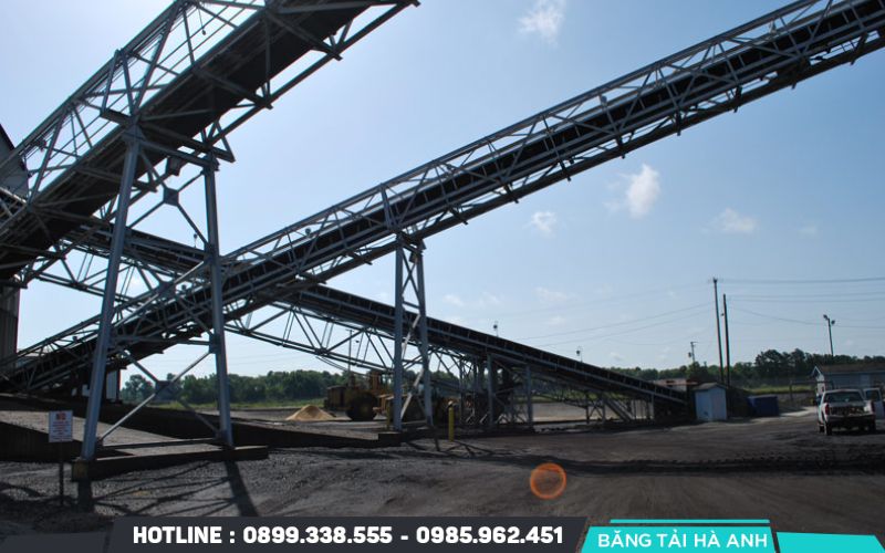 Băng tải trong nhà máy nhiệt điện là hệ thống thiết bị cơ khí dùng để vận chuyển vật liệu rời liên tục