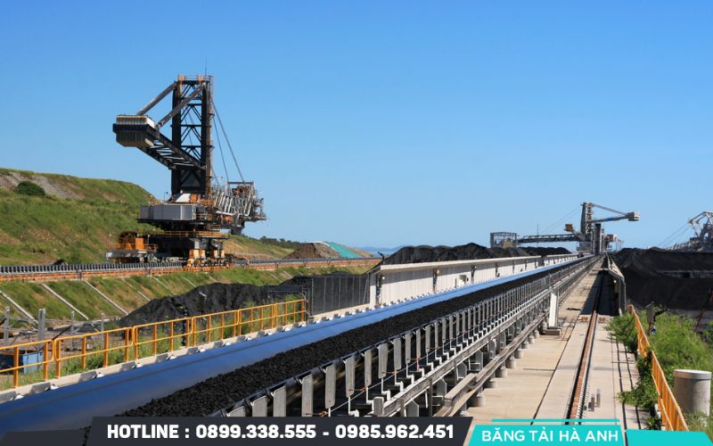 Băng tải gầu sử dụng các gầu xúc gắn trên một dây đai hoặc xích để múc vật liệu và nâng thẳng đứng