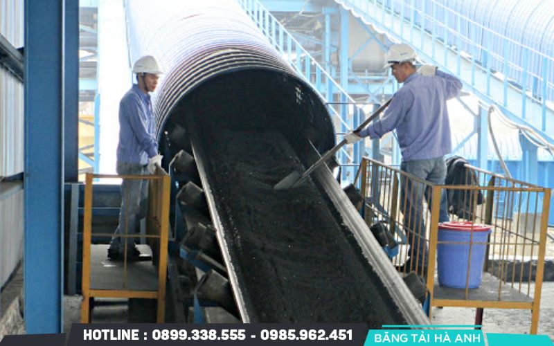 Băng tải trong nhà máy nhiệt điện không chỉ cần khỏe và bền mà còn phải tuân thủ nhiều tiêu chuẩn an toàn