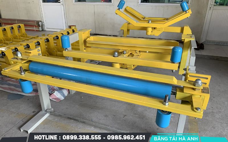 Khoảng cách tiêu chuẩn giữa hai bộ công tắc chống lệch băng tải dao động từ 20 - 30m