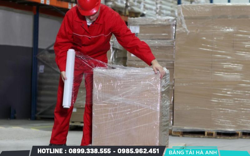 Sau khi hoàn tất quấn màng, cần kiểm tra tổng thể độ căng và độ ổn định của kiện pallet