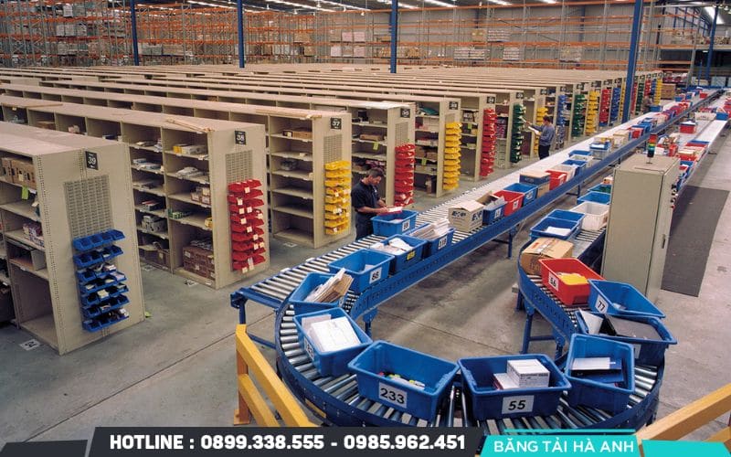 Robot tự hành (AMR) và băng tải mini cho quy trình lấy hàng