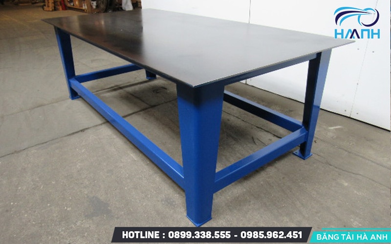 Khung thép sơn tĩnh điện mang lại sự cứng vững và khả năng chịu tải trọng lớn, phù hợp cho các thao tác nặng