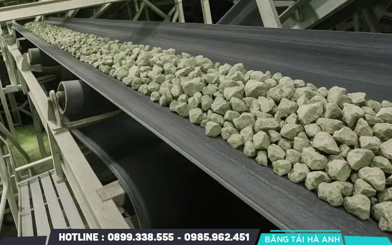 Vật liệu có kích thước lớn và cạnh sắc nhọn có thể gây tổn thương bề mặt nhanh chóng