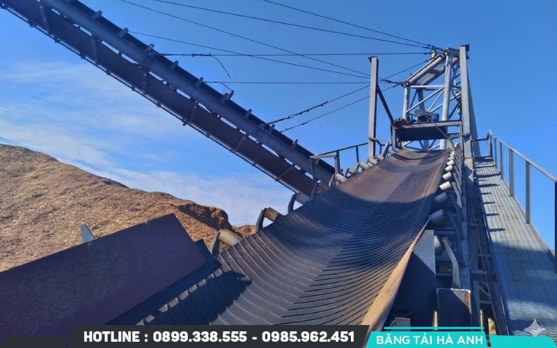 Doanh nghiệp cần căn cứ vào kích thước của vật liệu vận chuyển để chọn băng tải phù hợp