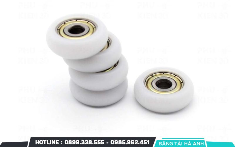 Lớp vật liệu ngoài cùng quyết định độ bám đường và khả năng bảo vệ bề mặt di chuyển của thiết bị