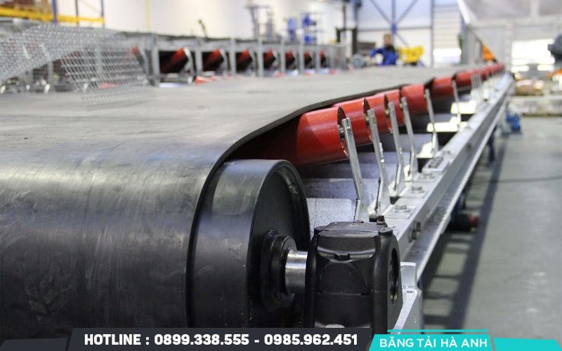 Kỹ thuật viên quan sát toàn bộ chiều dài dây để phát hiện các vết nứt, sờn hoặc rách trên bề mặt cao su