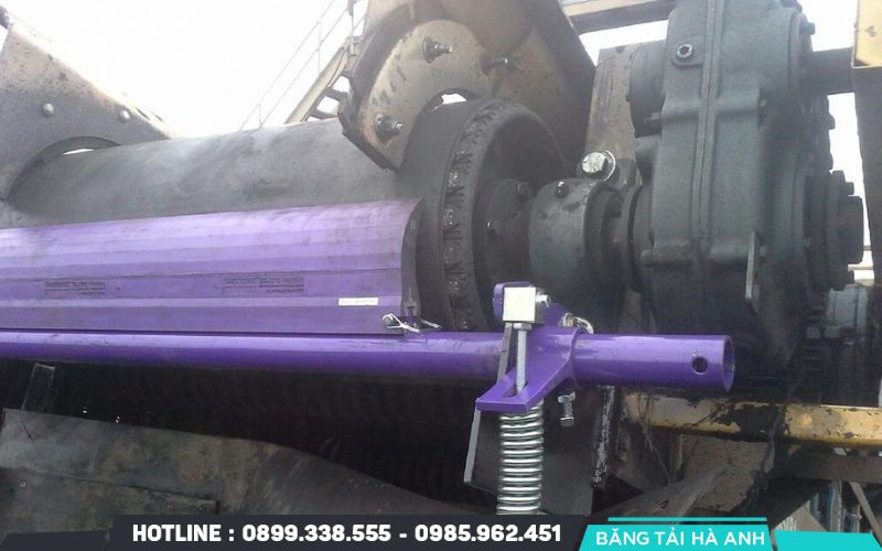 Các thiết bị cơ năng đóng vai trò chủ đạo trong việc làm sạch băng tải