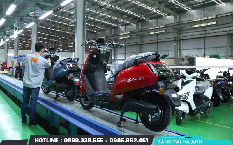 Hệ thống băng tải vận chuyển được sử dụng trong dây chuyền lắp ráp xe máy