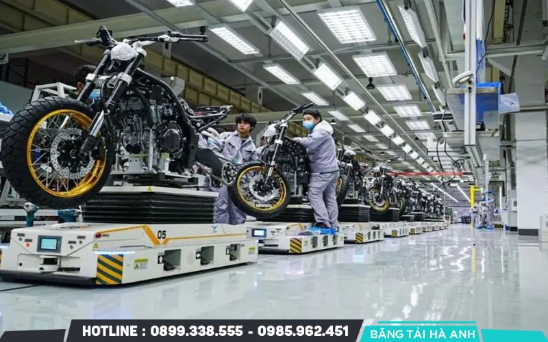 Dây chuyền lắp ráp xe máy là tập hợp các băng tải, robot, dụng cụ siết lực và hệ thống kiểm soát được sắp xếp theo một trình tự logic