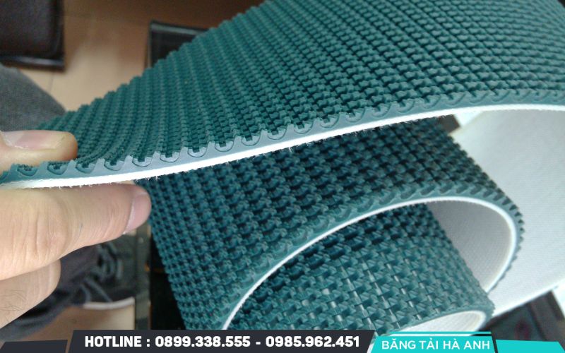 Dây băng tải PVC nhám hoặc có gai được thiết kế với các họa tiết dập nổi trên bề mặt như hình kim cương