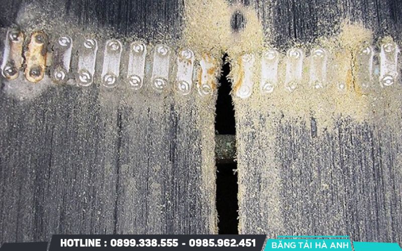 Các vết nứt chân chim trên bề mặt cao su là dấu hiệu cho thấy cấu trúc sợi bên trong đang bị hỏng theo thời gian