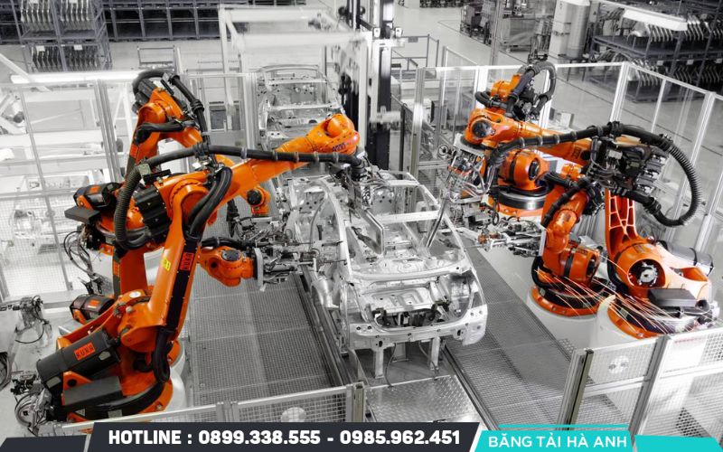 Hệ thống điều khiển tự động điều phối hàng nghìn robot thực hiện các thao tác hàn, sơn và lắp ráp linh kiện