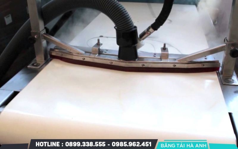 Do vệ sinh bề mặt băng tải không sạch hoặc dính dầu mỡ