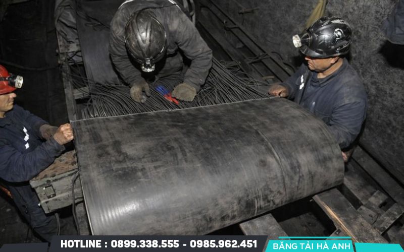 Người thợ sử dụng dao cắt chuyên dụng để lạng bỏ phần cao su đã bị bong hở hoặc mất độ bám dính