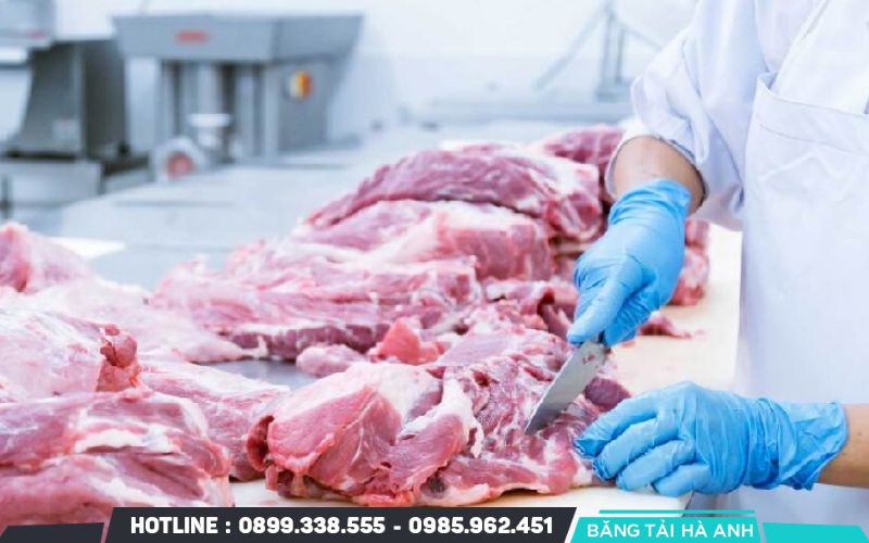 Thịt bò sau khi nhập kho được nhân viên kỹ thuật loại bỏ hoàn toàn các mô liên kết bám dính và gân cứng