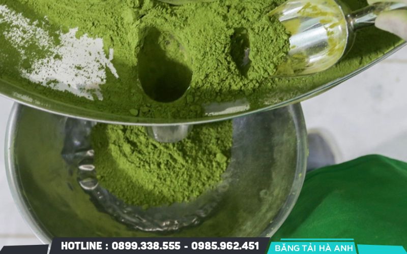 Bột rau má sau khi nghiền được đưa qua hệ thống sàng rung với kích thước mắt lưới siêu nhỏ