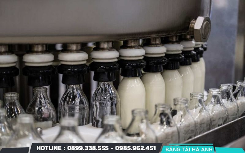 Nước cốt dừa được chuyển đến máy chiết rót tự động