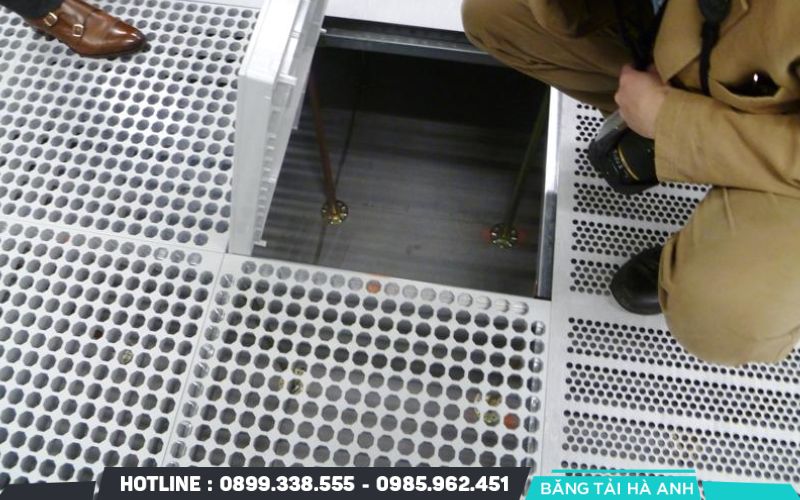 Hoàn thiện góc cạnh và lắp đặt phụ kiện hộp điện âm sàn