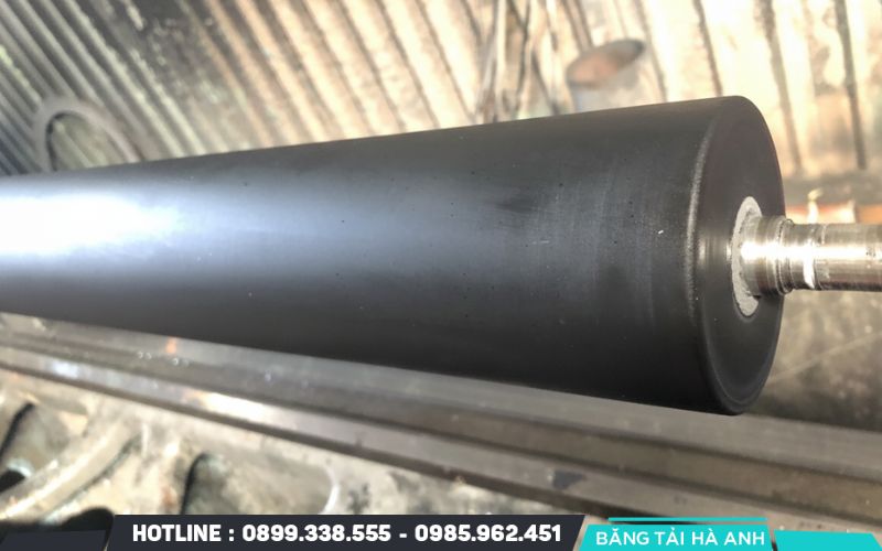 Trục dẫn động bọc cao su nhám và cao su hình thoi