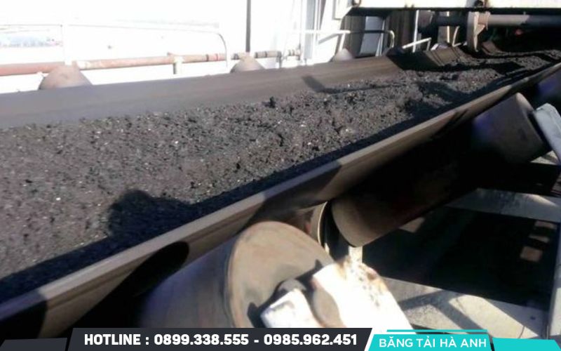 Tỷ lệ cao su thiên nhiên trong lớp phủ bề mặt ảnh hưởng trực tiếp đến độ đàn hồi và khả năng chống xé rách