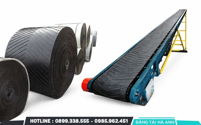 Băng tải gân V là loại băng tải cao su hoặc PVC có các đường gân nổi hình chữ V đúc liền trên bề mặt
