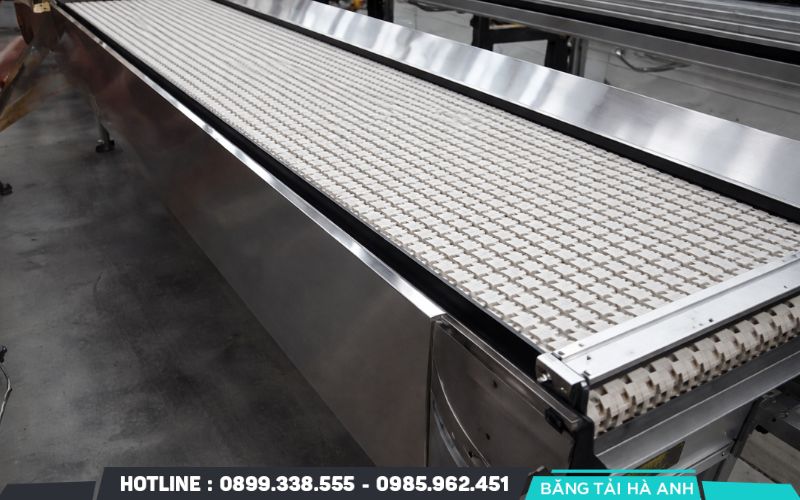 Bề mặt có độ cứng phù hợp giúp duy trì cấu trúc ổn định dưới áp lực lớn từ hàng hóa