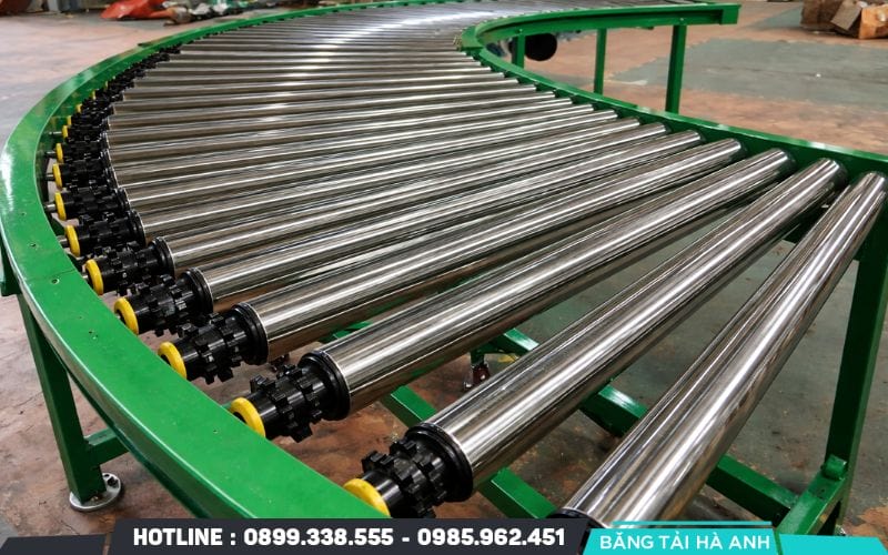 Người thợ tiến hành lắp ráp các thanh thép hoặc hợp kim nhôm để tạo thành khung chính theo bản vẽ