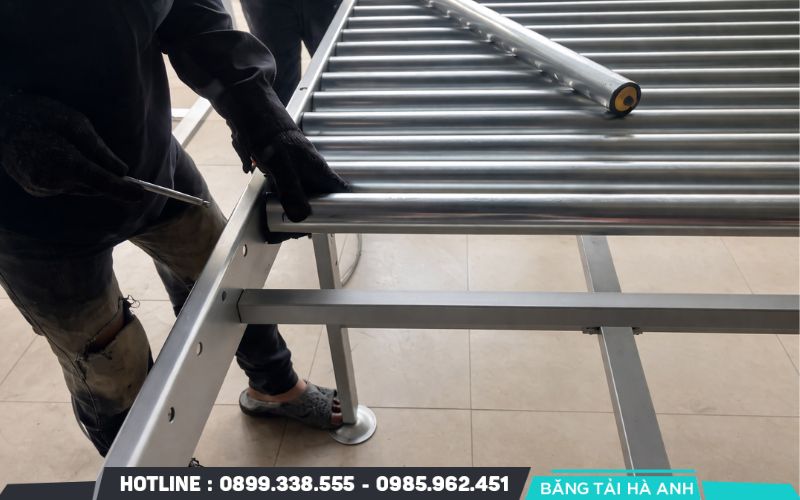 Quy trình lắp ráp băng tải đúng cách đảm bảo sự ổn định và an toàn khi vận chuyển hàng hóa