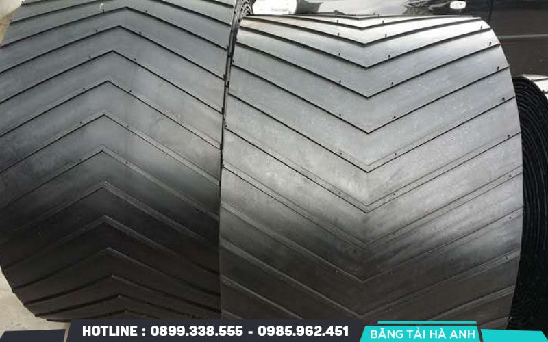 Thiết kế gân chữ V đúc liền với bề mặt băng tải tạo ra độ ma sát cực lớn khi vận hành