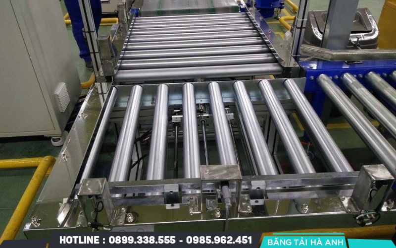 Một cụm điều hướng băng tải tiêu chuẩn được cấu thành từ nhiều bộ phận cơ khí và điện tử