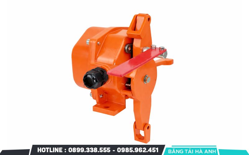 Nguyên lý hoạt động của công tắc giật dây nằm ở khả năng giám sát độ căng của dây cáp thép dọc theo hệ thống băng tải