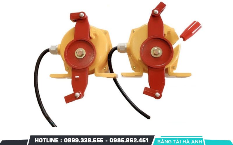 Công tắc giật dây băng tải là thiết bị bảo vệ an toàn được lắp đặt dọc theo hệ thống băng tải để dừng máy khẩn cấp