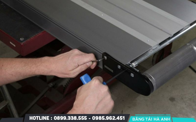 Hiệu chỉnh cân băng tải là quá trình kiểm tra và điều chỉnh các thông số kỹ thuật của hệ thống cân điện tử tích hợp trên băng chuyền