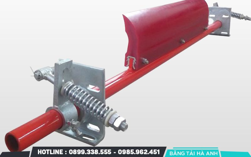 Lưỡi gạt băng tải là thiết bị làm sạch chuyên dụng được gắn lắp trực tiếp lên hệ thống khung của băng tải công nghiệp