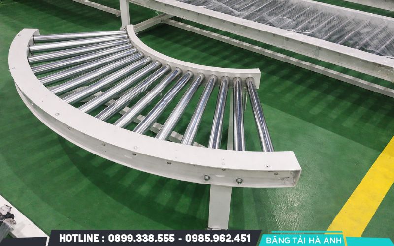 Cấu tạo từ các con lăn thép hoặc inox giúp hệ thống dễ dàng vận chuyển các thùng hàng nặn