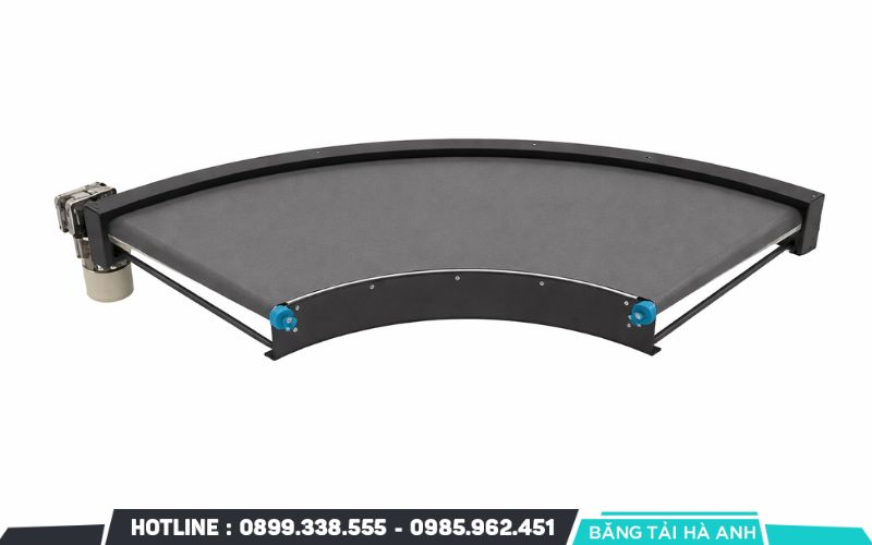 Băng tải belt cong sử dụng một dải dây băng (thường là PVC, PU hoặc cao su) được cắt theo hình vòng cung để tải hàng hóa